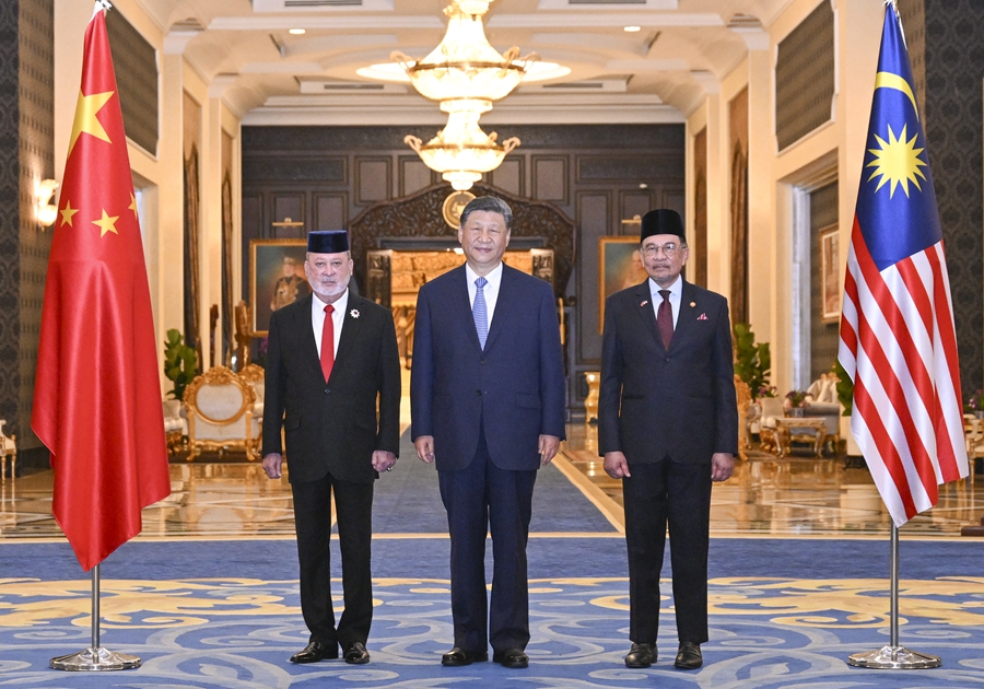 4月16日上午，马来西亚最高元首易卜拉欣在马来西亚国家王宫同中国国家主席习近平举行会见。这是习近平和易卜拉欣及马来西亚总理安瓦尔合影。