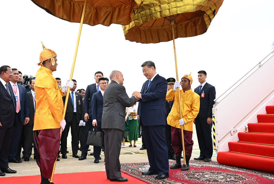 当地时间4月17日上午，国家主席习近平乘专机抵达金边，应柬埔寨国王西哈莫尼邀请，对柬埔寨进行国事访问。西哈莫尼国王率夏卡朋亲王、阿伦公主等王室成员，人民党主席、参议院主席洪森，国会第一副主席钱业以及郭索帕、布拉索昆、韩春那洛、韶索卡、洪玛尼等五位副首相在机场热情迎接。这是习近平同西哈莫尼亲切握手。