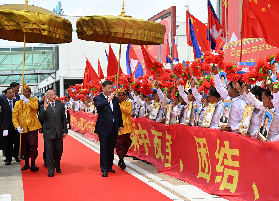 当地时间4月17日上午，国家主席习近平乘专机抵达金边，应柬埔寨国王西哈莫尼邀请，对柬埔寨进行国事访问。西哈莫尼在机场为习近平举行隆重欢迎仪式。这是习近平向欢迎人群挥手致意。