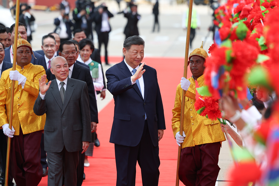 当地时间4月17日上午，国家主席习近平乘专机抵达金边，应柬埔寨国王西哈莫尼邀请，对柬埔寨进行国事访问。西哈莫尼在机场为习近平举行隆重欢迎仪式。这是习近平向欢迎人群挥手致意。