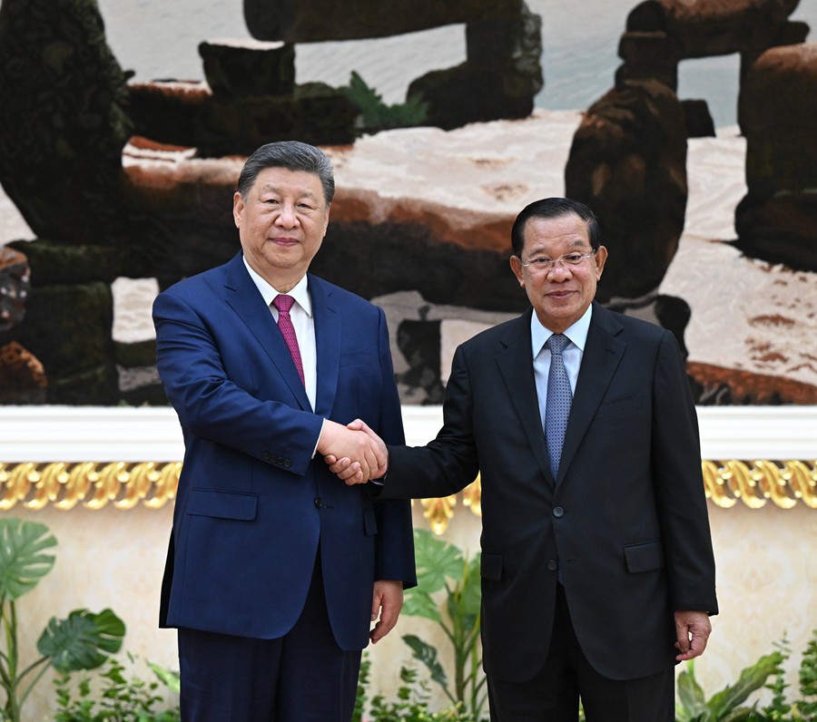 4月17日下午，国家主席习近平同柬埔寨人民党主席、参议院主席洪森在金边和平大厦举行会见。