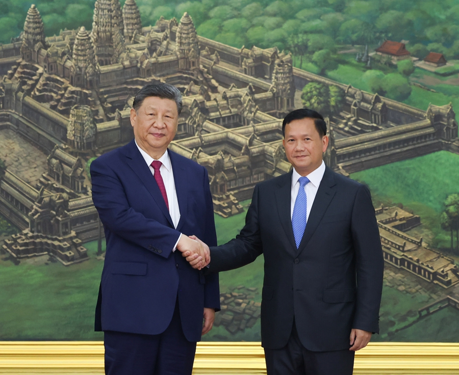 4月17日晚，国家主席习近平同柬埔寨首相洪玛奈在金边和平大厦举行会谈。