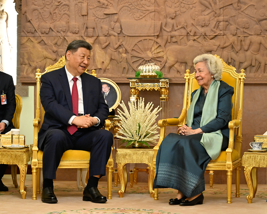 4月17日晚，国家主席习近平同柬埔寨太后莫尼列在金边王宫举行会见。
