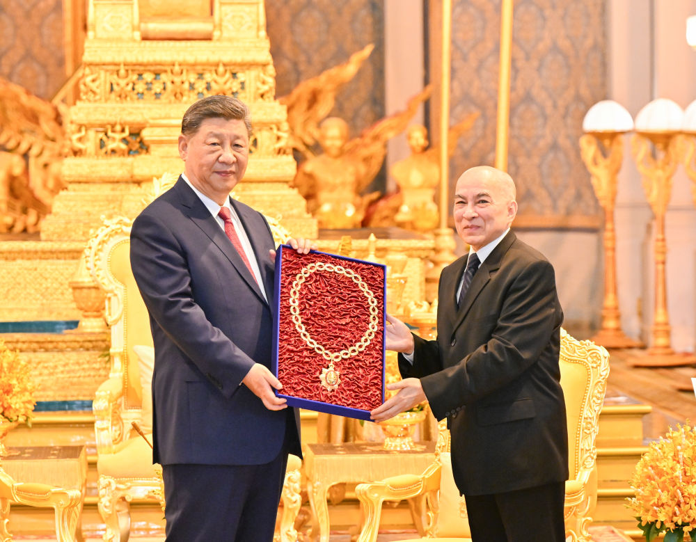 4月17日下午，柬埔寨国王西哈莫尼同中国国家主席习近平在金边王宫举行会见。这是西哈莫尼向习近平颁授“柬埔寨王国民族独立大项链级勋章”。