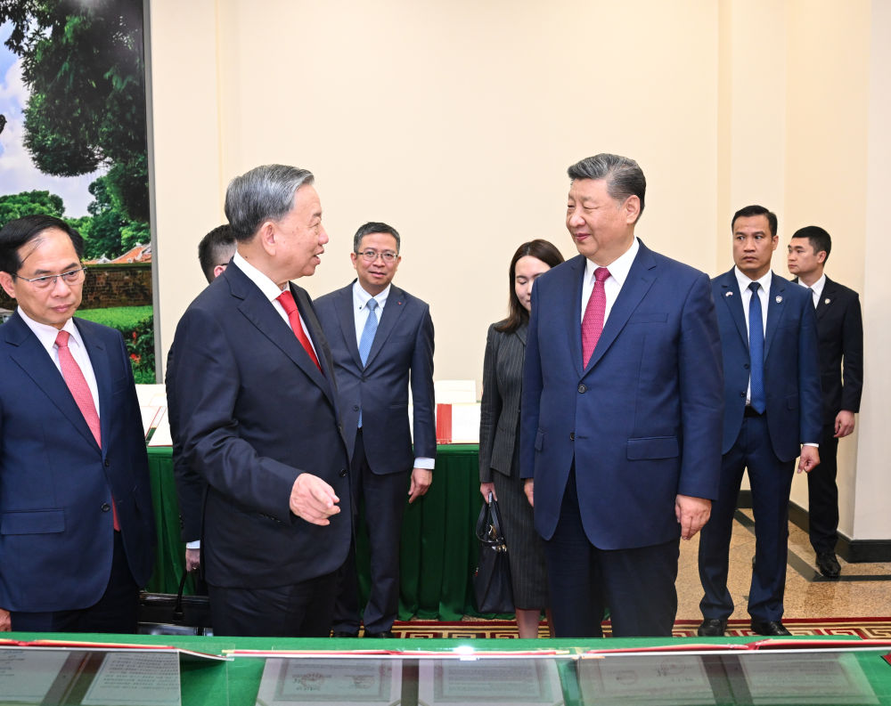 4月14日下午，中共中央总书记、国家主席习近平在越共中央驻地同越共中央总书记苏林举行会谈。这是会谈后，两党总书记共同见证中越双方签署的45份双边合作文本展示。