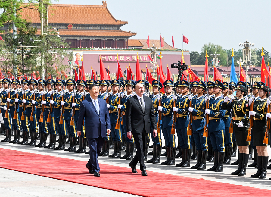 4月23日上午，国家主席习近平在北京人民大会堂同来华进行国事访问的阿塞拜疆总统阿利耶夫举行会谈。这是会谈前，习近平在人民大会堂东门外广场为阿利耶夫举行欢迎仪式。