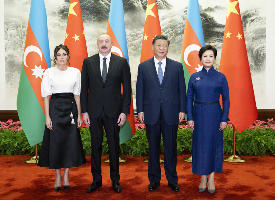 4月23日上午，国家主席习近平在北京人民大会堂同来华进行国事访问的阿塞拜疆总统阿利耶夫举行会谈。这是习近平和夫人彭丽媛同阿利耶夫和夫人阿利耶娃合影。