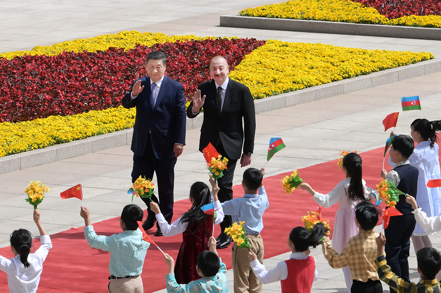 4月23日上午，国家主席习近平在北京人民大会堂同来华进行国事访问的阿塞拜疆总统阿利耶夫举行会谈。这是会谈前，习近平在人民大会堂东门外广场为阿利耶夫举行欢迎仪式。