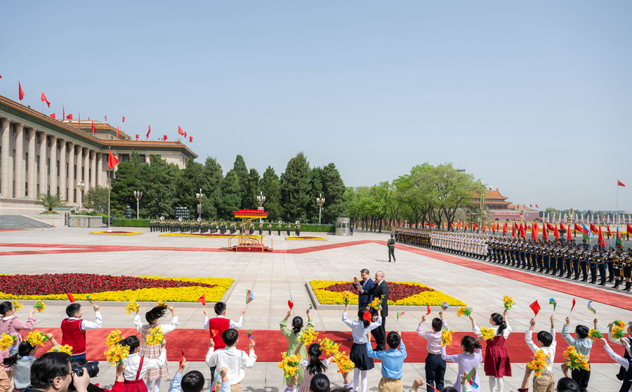 4月23日上午，国家主席习近平在北京人民大会堂同来华进行国事访问的阿塞拜疆总统阿利耶夫举行会谈。这是会谈前，习近平在人民大会堂东门外广场为阿利耶夫举行欢迎仪式。
