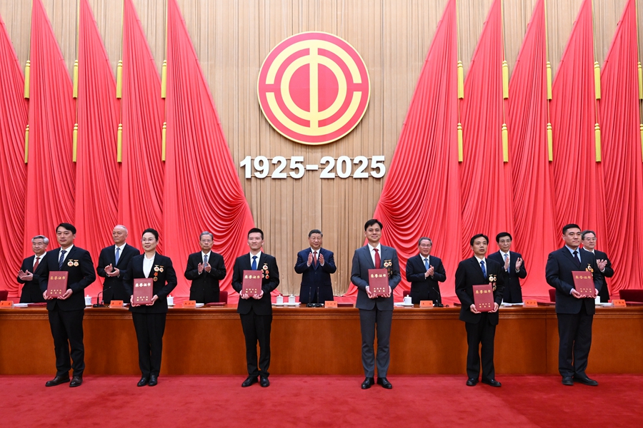 4月28日，庆祝中华全国总工会成立100周年暨全国劳动模范和先进工作者表彰大会在北京人民大会堂隆重举行。这是习近平等党和国家领导人为全国劳动模范和先进工作者代表颁发荣誉证书。