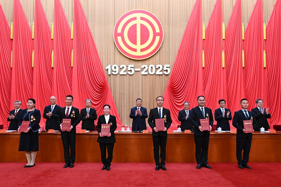4月28日，庆祝中华全国总工会成立100周年暨全国劳动模范和先进工作者表彰大会在北京人民大会堂隆重举行。这是习近平等党和国家领导人为全国劳动模范和先进工作者代表颁发荣誉证书。