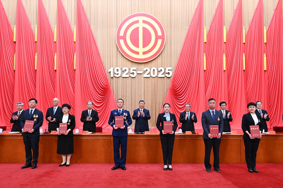 4月28日，庆祝中华全国总工会成立100周年暨全国劳动模范和先进工作者表彰大会在北京人民大会堂隆重举行。这是习近平等党和国家领导人为全国劳动模范和先进工作者代表颁发荣誉证书。