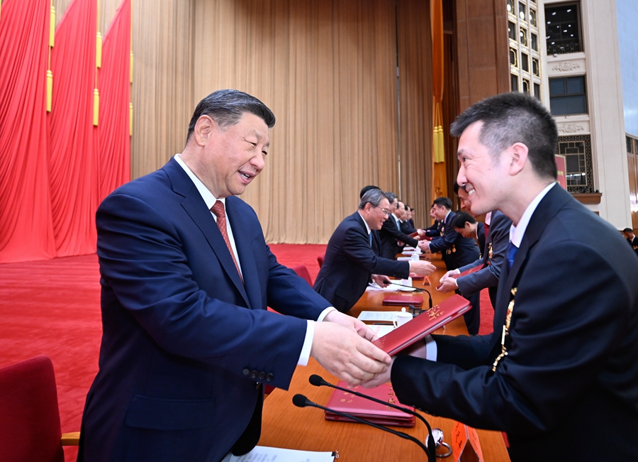 4月28日，庆祝中华全国总工会成立100周年暨全国劳动模范和先进工作者表彰大会在北京人民大会堂隆重举行。这是习近平等党和国家领导人为全国劳动模范和先进工作者代表颁发荣誉证书。
