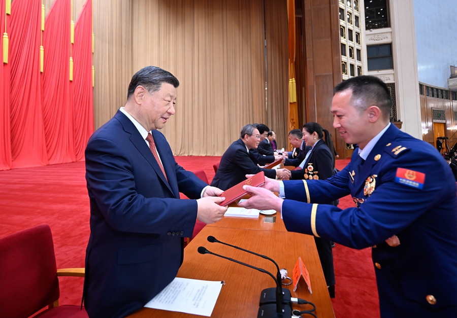 4月28日，庆祝中华全国总工会成立100周年暨全国劳动模范和先进工作者表彰大会在北京人民大会堂隆重举行。这是习近平等党和国家领导人为全国劳动模范和先进工作者代表颁发荣誉证书。