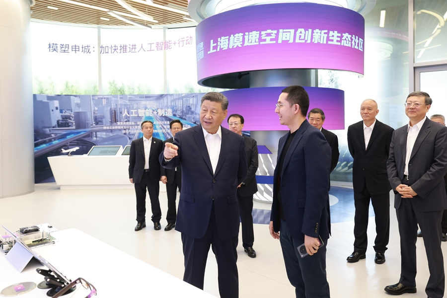 4月29日，中共中央总书记、国家主席、中央军委主席习近平在上海考察。这是习近平在位于徐汇区的上海“模速空间”大模型创新生态社区，察看大模型产品展示。