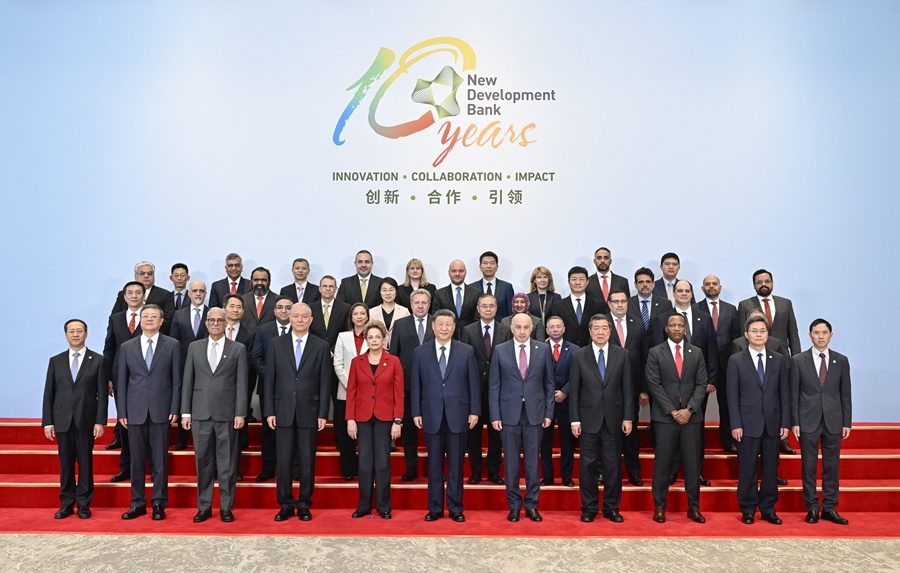 4月29日上午，国家主席习近平在上海访问金砖国家新开发银行，并会见新开发银行行长罗塞芙。