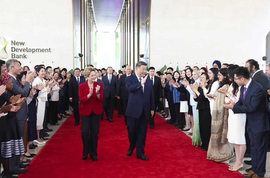 4月29日上午，国家主席习近平在上海访问金砖国家新开发银行，并会见新开发银行行长罗塞芙。