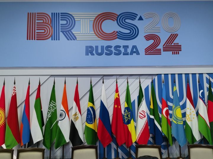 这是2024年10月24日在俄罗斯喀山拍摄的金砖峰会标识和国旗。