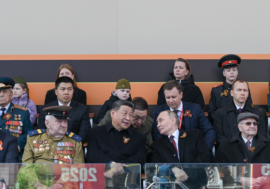 当地时间5月9日，俄罗斯举行盛大庆典，纪念苏联伟大卫国战争胜利80周年。国家主席习近平和来自世界20多个国家及国际组织领导人应邀出席庆典。