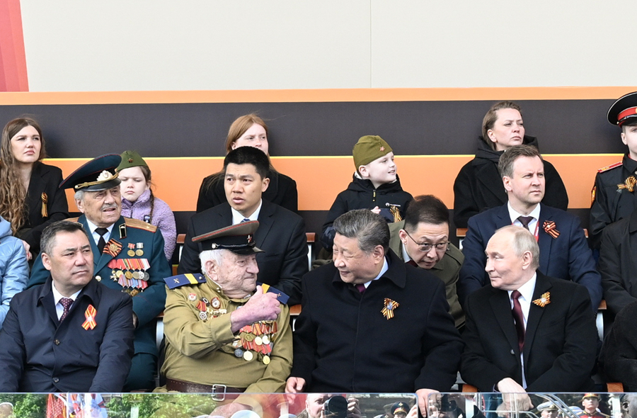 当地时间5月9日，俄罗斯举行盛大庆典，纪念苏联伟大卫国战争胜利80周年。国家主席习近平和来自世界20多个国家及国际组织领导人应邀出席庆典。