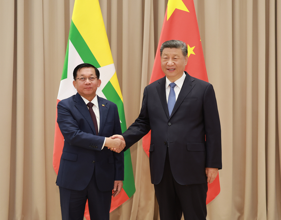 当地时间5月9日下午，国家主席习近平在莫斯科出席纪念苏联伟大卫国战争胜利80周年庆典期间会见缅甸领导人敏昂莱。