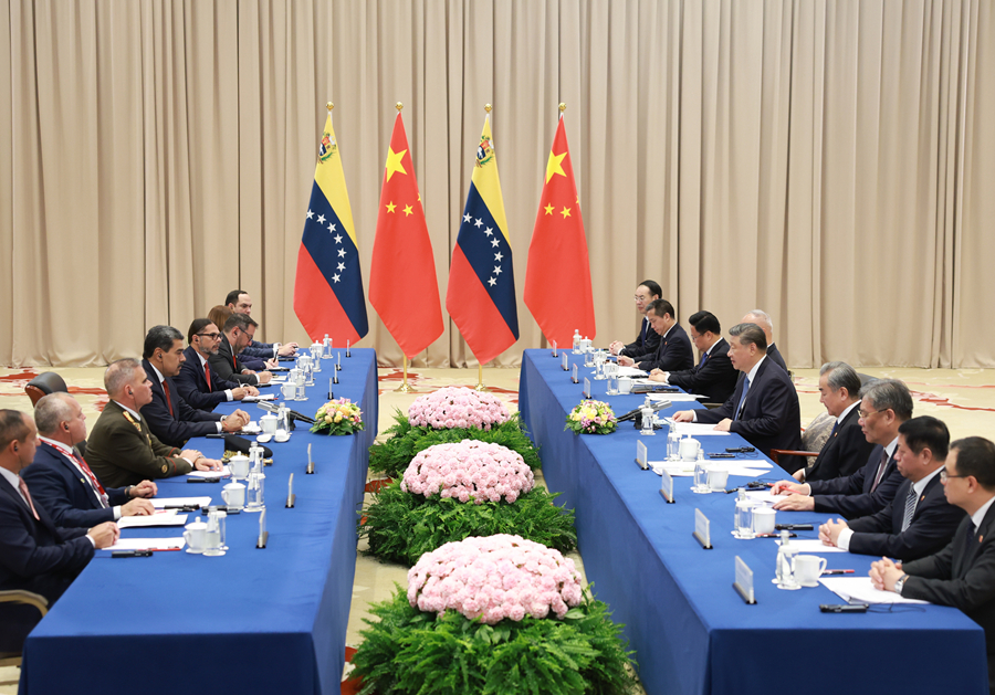 当地时间5月9日晚，国家主席习近平在莫斯科出席纪念苏联伟大卫国战争胜利80周年庆典期间会见委内瑞拉总统马杜罗。