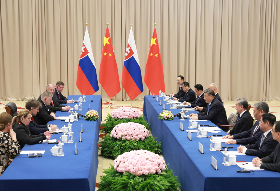 当地时间5月9日晚，国家主席习近平在莫斯科出席纪念苏联伟大卫国战争胜利80周年庆典期间会见斯洛伐克总理菲佐。