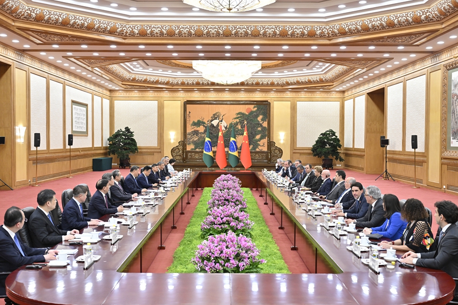 5月13日下午，国家主席习近平在北京人民大会堂同来华进行国事访问的巴西总统卢拉举行会谈。