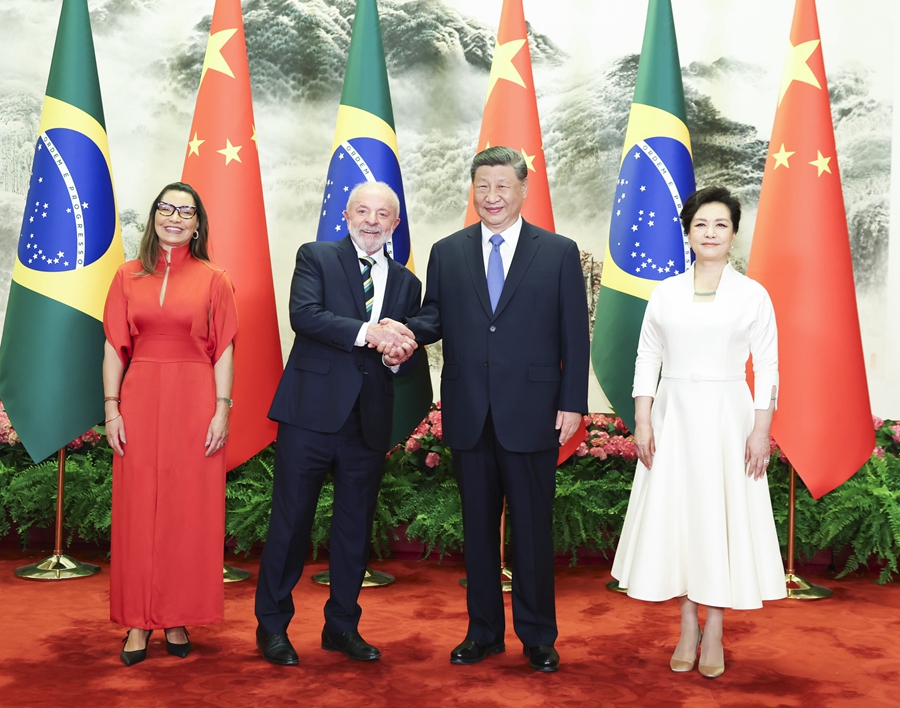 5月13日下午，国家主席习近平在北京人民大会堂同来华进行国事访问的巴西总统卢拉举行会谈。这是习近平和夫人彭丽媛同卢拉和夫人罗桑热拉合影。