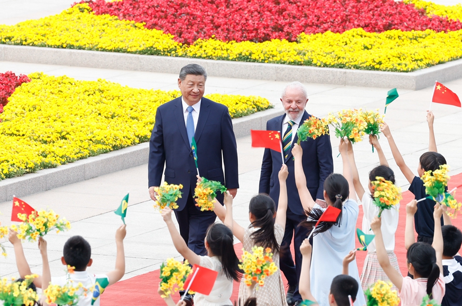 5月13日下午，国家主席习近平在北京人民大会堂同来华进行国事访问的巴西总统卢拉举行会谈。这是会谈前，习近平在人民大会堂东门外广场为卢拉举行欢迎仪式。