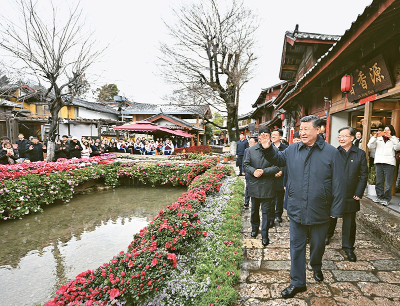 2025年3月19日至20日，中共中央总书记、国家主席、中央军委主席习近平在云南考察。这是19日下午，习近平在丽江古城考察时，与居民、游客互动交流。