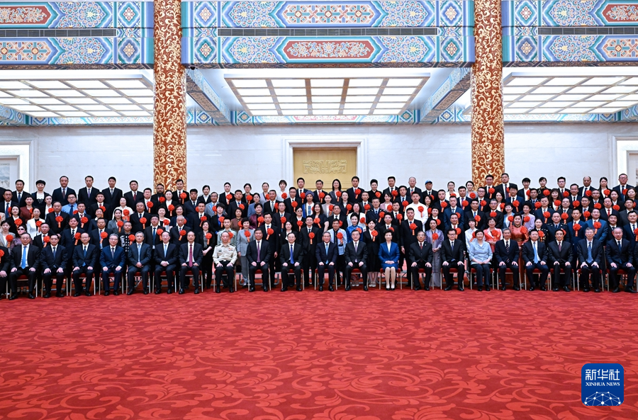 5月16日，第七次全国自强模范暨助残先进表彰大会在北京召开。会前，中共中央政治局常委、国务院总理李强会见大会代表并同大家合影。