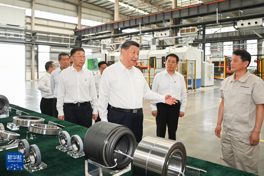 5月19日至20日，中共中央总书记、国家主席、中央军委主席习近平在河南考察。这是19日下午，习近平在洛阳轴承集团股份有限公司智能工厂考察。