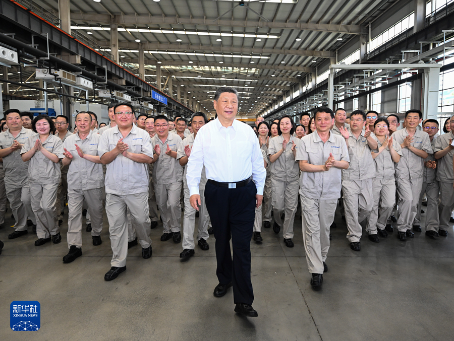 5月19日至20日，中共中央总书记、国家主席、中央军委主席习近平在河南考察。这是19日下午，习近平在洛阳轴承集团股份有限公司智能工厂考察时，同企业职工在一起。