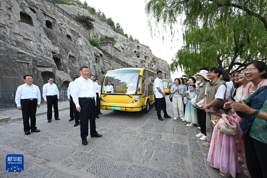 5月19日至20日，中共中央总书记、国家主席、中央军委主席习近平在河南考察。这是19日下午，习近平在洛阳龙门石窟考察时，同游客亲切交流。
