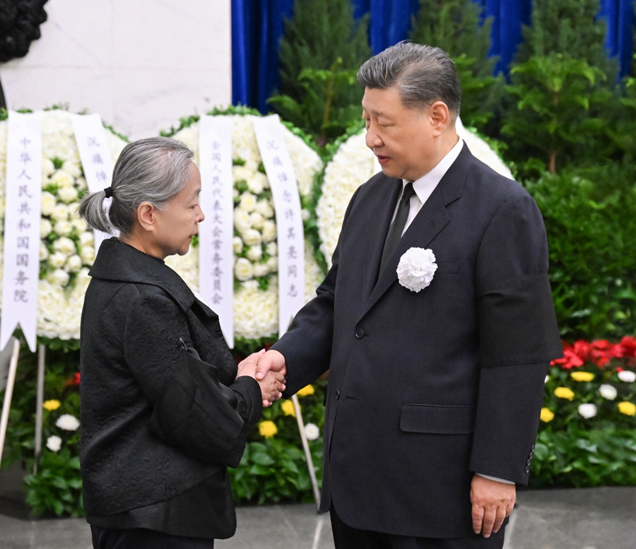 6月8日，许其亮同志遗体在北京八宝山革命公墓火化。习近平、李强、赵乐际、王沪宁、蔡奇、丁薛祥、李希等前往八宝山送别。这是习近平与许其亮亲属握手，表示深切慰问。