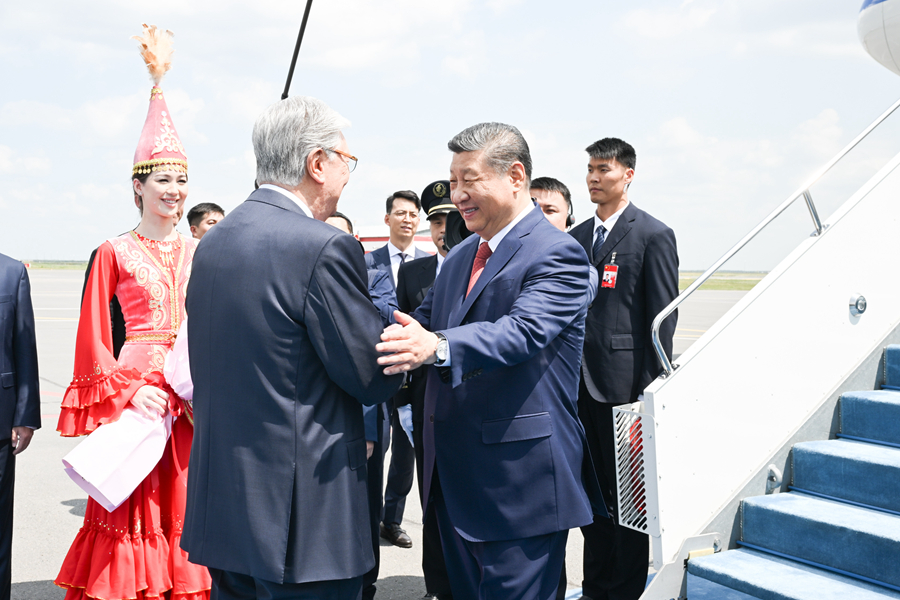 当地时间6月16日中午，国家主席习近平乘专机抵达阿斯塔纳，应哈萨克斯坦共和国总统托卡耶夫邀请，出席第二届中国—中亚峰会。习近平抵达阿斯塔纳纳扎尔巴耶夫国际机场时，托卡耶夫总统率高级官员热情迎接。