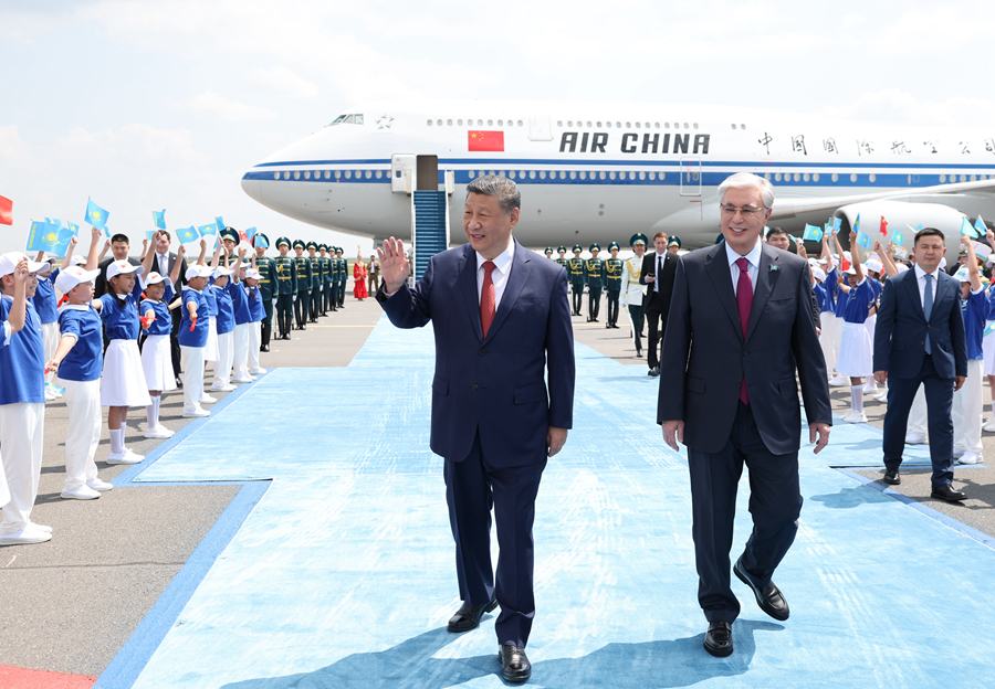 当地时间6月16日中午，国家主席习近平乘专机抵达阿斯塔纳，应哈萨克斯坦共和国总统托卡耶夫邀请，出席第二届中国—中亚峰会。这是习近平向欢迎人群挥手致意。