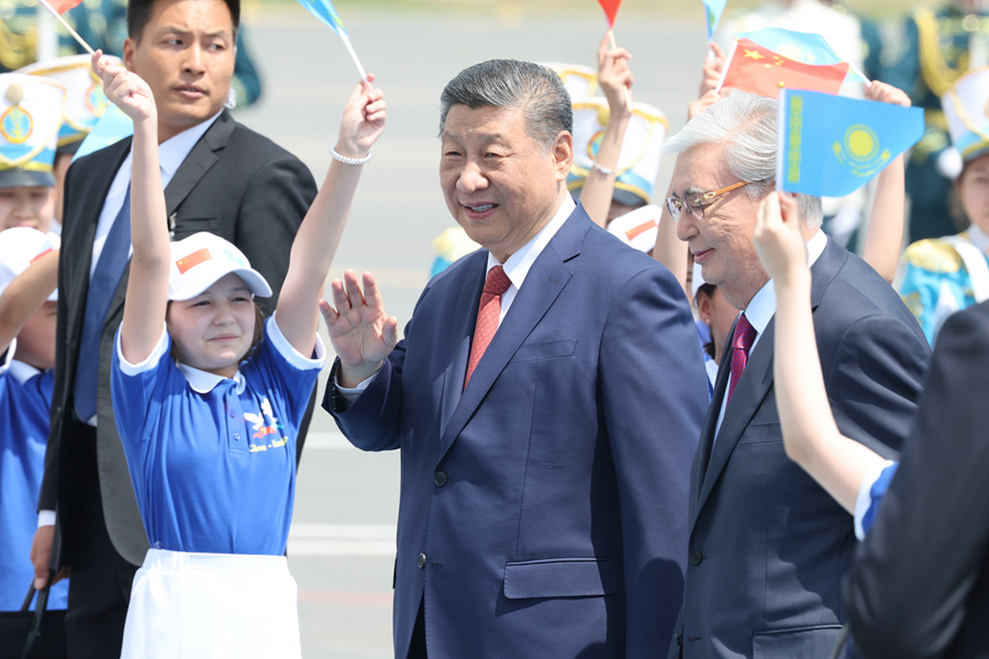 当地时间6月16日中午，国家主席习近平乘专机抵达阿斯塔纳，应哈萨克斯坦共和国总统托卡耶夫邀请，出席第二届中国—中亚峰会。这是习近平向欢迎人群挥手致意。