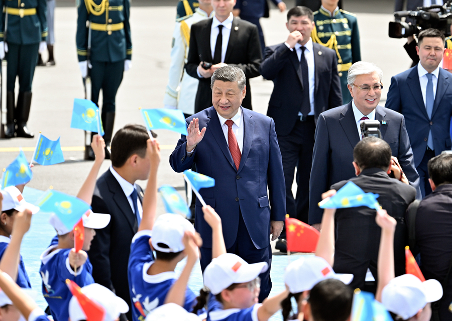 当地时间6月16日中午，国家主席习近平乘专机抵达阿斯塔纳，应哈萨克斯坦共和国总统托卡耶夫邀请，出席第二届中国—中亚峰会。这是习近平向欢迎人群挥手致意。