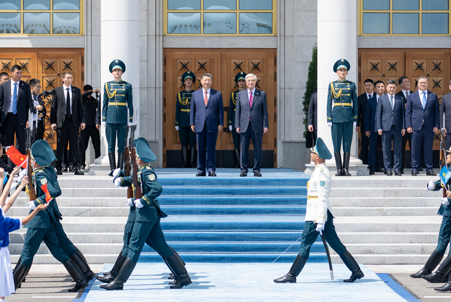 当地时间6月16日中午，国家主席习近平乘专机抵达阿斯塔纳，应哈萨克斯坦共和国总统托卡耶夫邀请，出席第二届中国—中亚峰会。这是习近平在托卡耶夫陪同下观看仪仗队分列式。