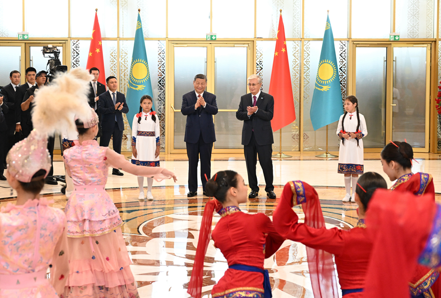 当地时间6月16日中午，国家主席习近平乘专机抵达阿斯塔纳，应哈萨克斯坦共和国总统托卡耶夫邀请，出席第二届中国—中亚峰会。这是在机场贵宾楼内，两国元首共同欣赏哈萨克斯坦少年儿童的文艺表演。