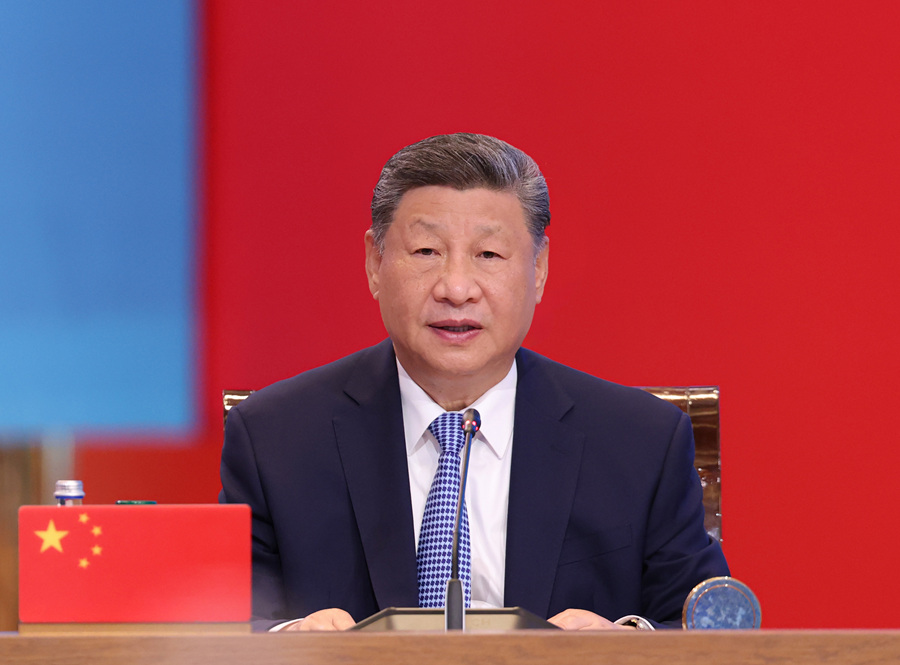当地时间6月17日下午，第二届中国—中亚峰会在阿斯塔纳独立宫举行。哈萨克斯坦总统托卡耶夫主持会议。中国国家主席习近平、吉尔吉斯斯坦总统扎帕罗夫、塔吉克斯坦总统拉赫蒙、土库曼斯坦总统别尔德穆哈梅多夫、乌兹别克斯坦总统米尔济约耶夫出席。这是习近平发表题为《弘扬“中国—中亚精神”推动地区合作高质量发展》的主旨发言。