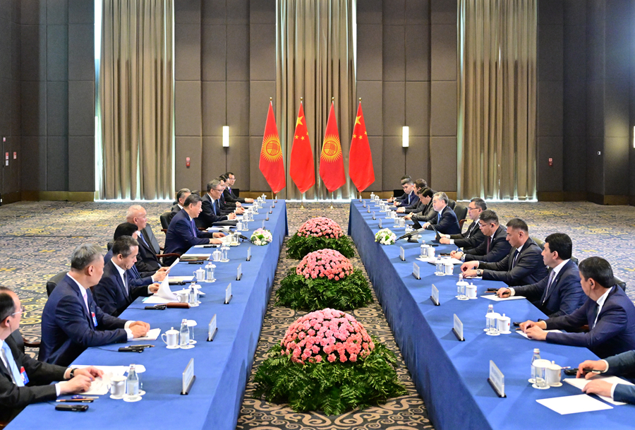 当地时间6月17日上午，国家主席习近平在阿斯塔纳出席第二届中国—中亚峰会期间会见吉尔吉斯斯坦总统扎帕罗夫。