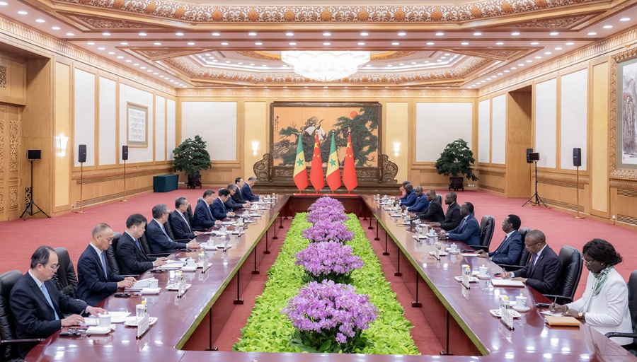 6月27日上午，国家主席习近平在北京人民大会堂会见来华出席夏季达沃斯论坛的塞内加尔总理松科。