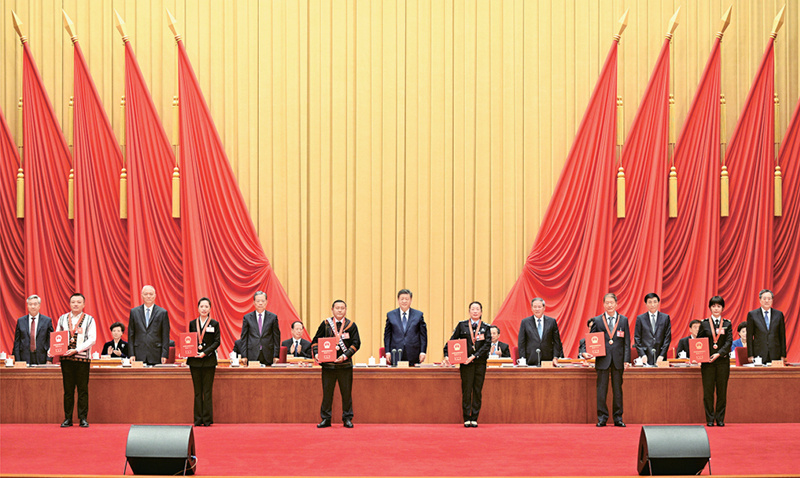 2024年9月27日，全国民族团结进步表彰大会在北京举行。这是习近平等为受表彰的模范个人和模范集体代表颁奖。
