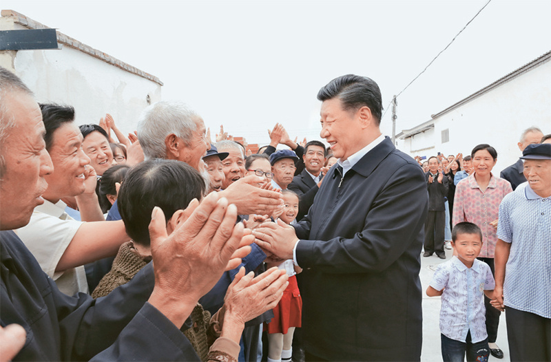 2019年8月19日至22日，中共中央总书记、国家主席、中央军委主席习近平在甘肃考察。这是21日上午，习近平在武威市古浪县黄花滩生态移民区富民新村同村民亲切交谈。