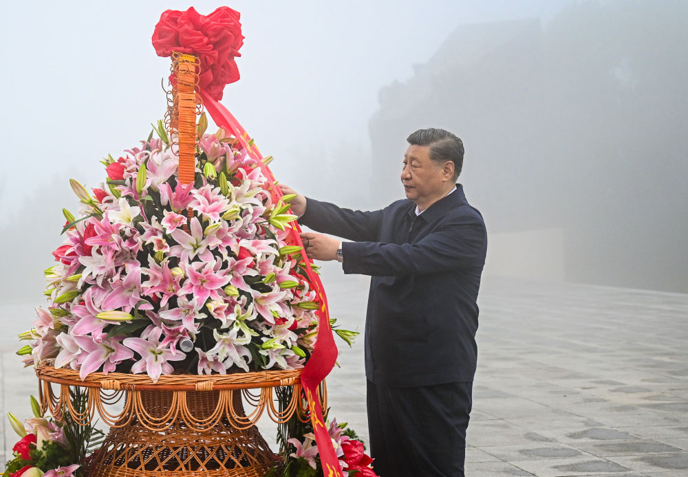 7月7日至8日，中共中央总书记、国家主席、中央军委主席习近平在山西考察。这是7日下午，习近平在位于阳泉市狮脑山的百团大战纪念碑广场，向八路军烈士敬献花篮。