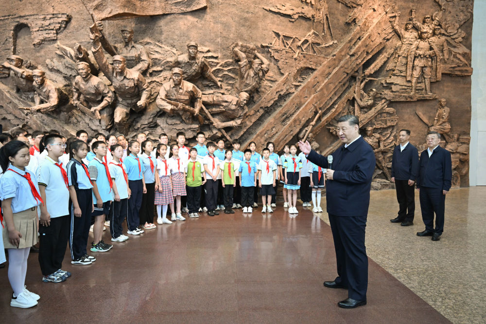 7月7日至8日，中共中央总书记、国家主席、中央军委主席习近平在山西考察。这是7日下午，习近平在位于阳泉市狮脑山的百团大战纪念馆考察时，同前来参观的青少年学生和纪念馆工作人员亲切交流。