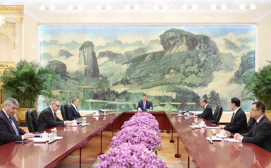 7月15日上午，国家主席习近平在北京人民大会堂会见俄罗斯外长拉夫罗夫。